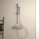 Brausethermostat und Brausestange von Ideal Standard an einer hellen Wand, mit verchromter Oberfläche und flexibler Duschbrause montiert.